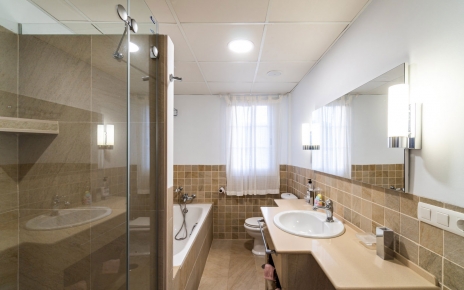 El baño privado incluye bañera y ducha 